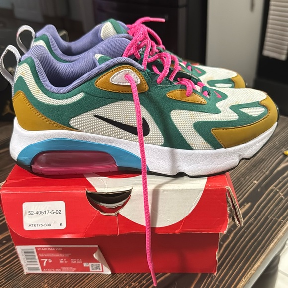 Nike Shoes - Nike Airmax 200